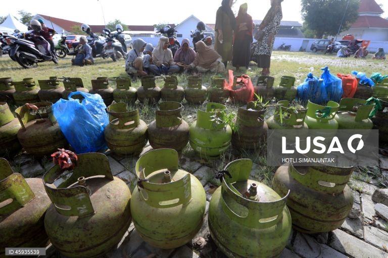 Indonésia: População recebe bilhas de gás subsidiado pelo Estado em Banda Aceh