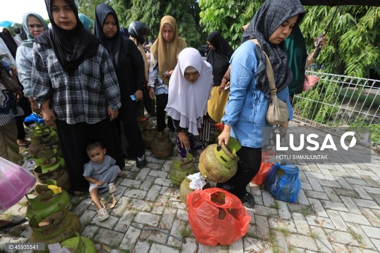 Indonésia: População recebe bilhas de gás subsidiado pelo Estado em Banda Aceh