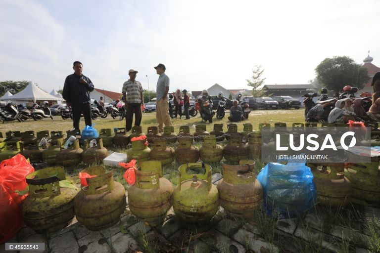 Indonésia: População recebe bilhas de gás subsidiado pelo Estado em Banda Aceh