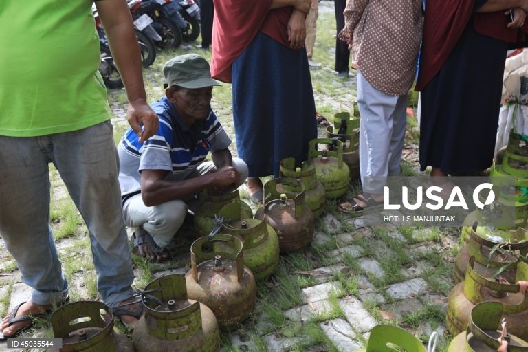 Indonésia: População recebe bilhas de gás subsidiado pelo Estado em Banda Aceh