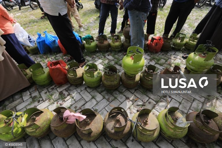 Indonésia: População recebe bilhas de gás subsidiado pelo Estado em Banda Aceh