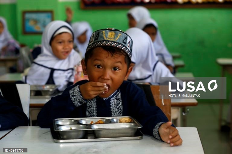 Indonésia: Programa alimentar escolar dá refeições a mais de 38 milhões de crianças