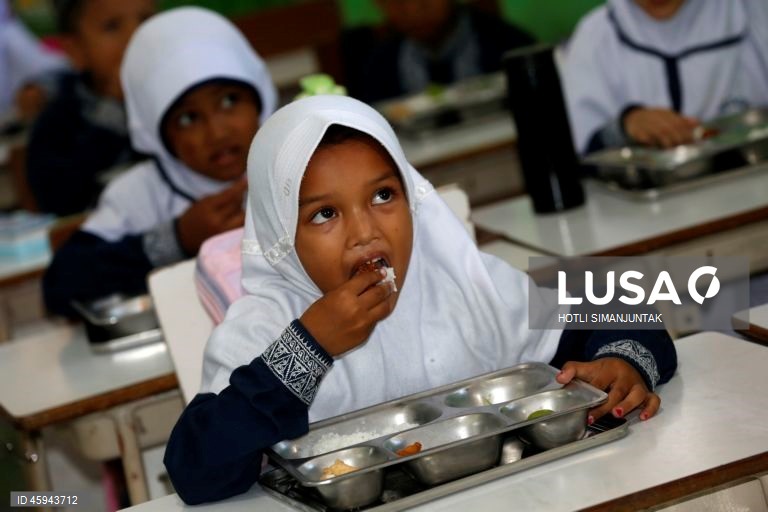Indonésia: Programa alimentar escolar dá refeições a mais de 38 milhões de crianças