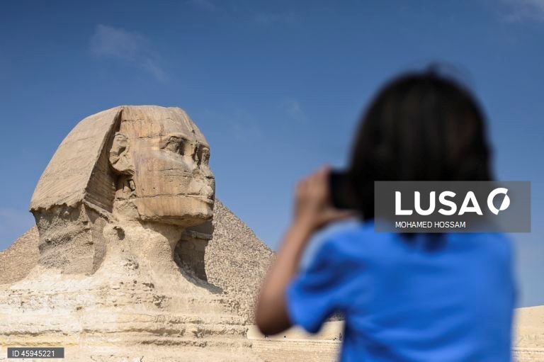 Turistas visitam o planalto de Gizé antes da inauguração do grande museu egípcio.