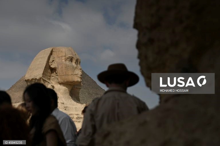 Turistas visitam o planalto de Gizé antes da inauguração do grande museu egípcio.