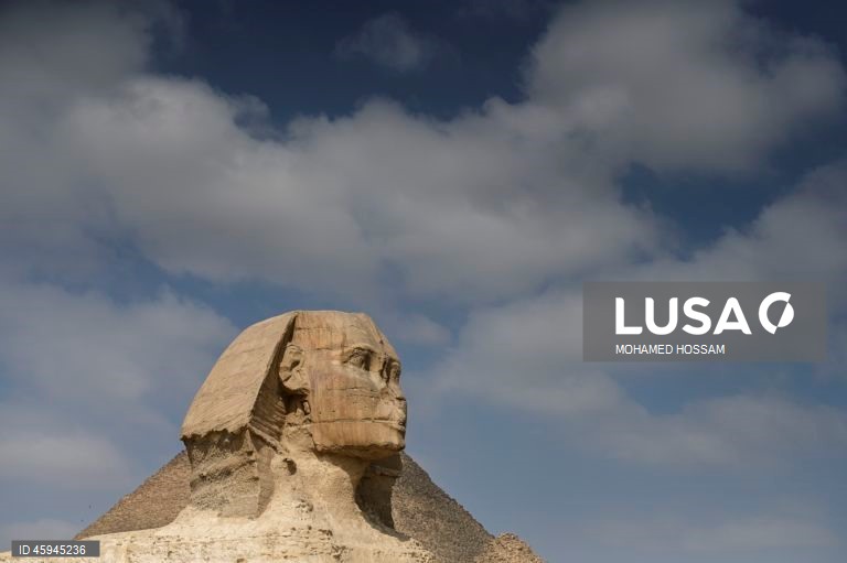 Turistas visitam o planalto de Gizé antes da inauguração do grande museu egípcio.