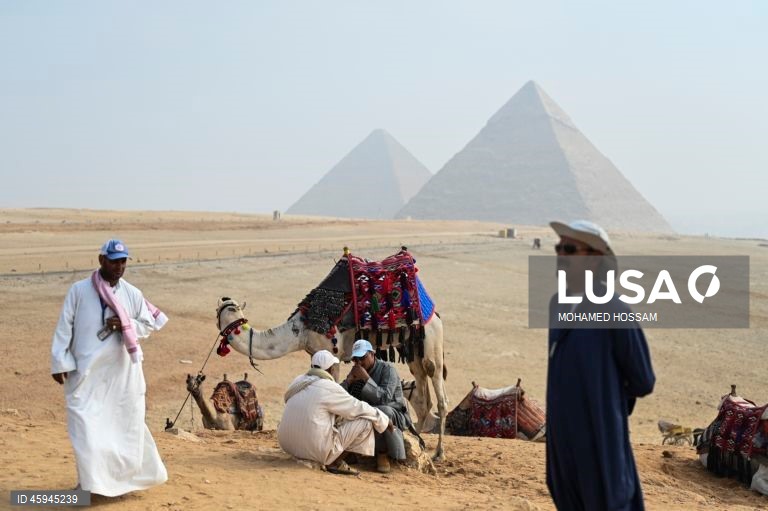 Turistas visitam o planalto de Gizé antes da inauguração do grande museu egípcio.