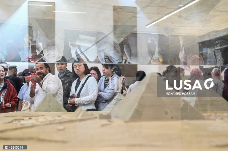 Turistas visitam o planalto de Gizé antes da inauguração do grande museu egípcio.