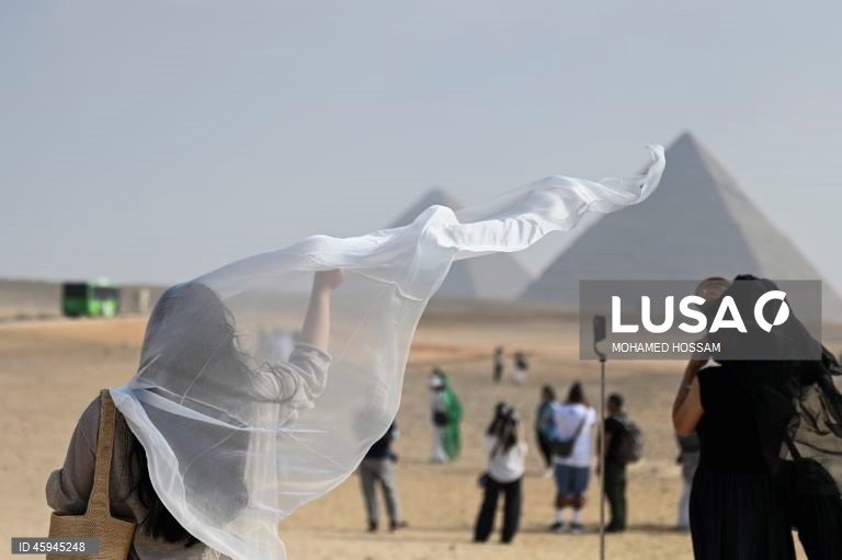 Turistas visitam o planalto de Gizé antes da inauguração do grande museu egípcio.