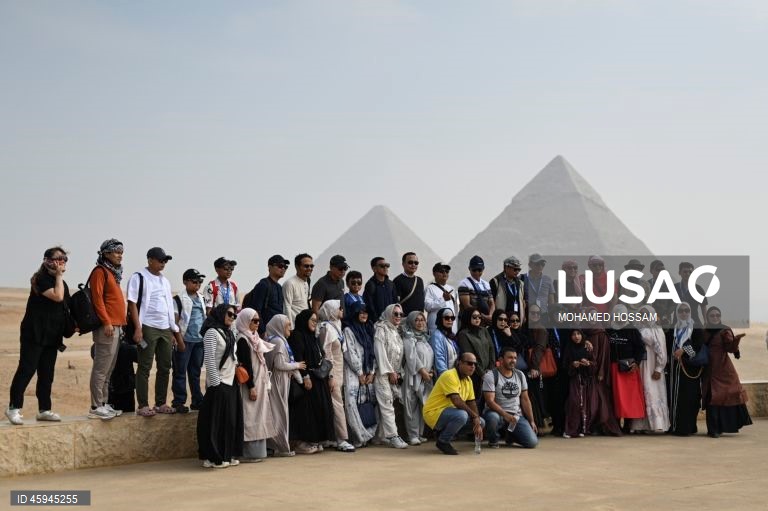 Turistas visitam o planalto de Gizé antes da inauguração do grande museu egípcio.