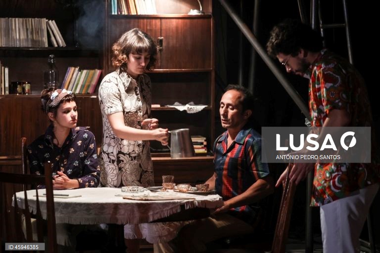 Ensaio da peça de teatro “Torrente”, interpretada pelo Teatro do Vestido sobre o Processo Revolucionário em Curso (PREC), na ZDB 8 Marvila, em Lisboa, 30 de outubro de 2025. (ACOMPANHA TEXTO DA LUSA DE 02-11-2025) ANTÓNIO PEDRO SANTOS/LUSA


