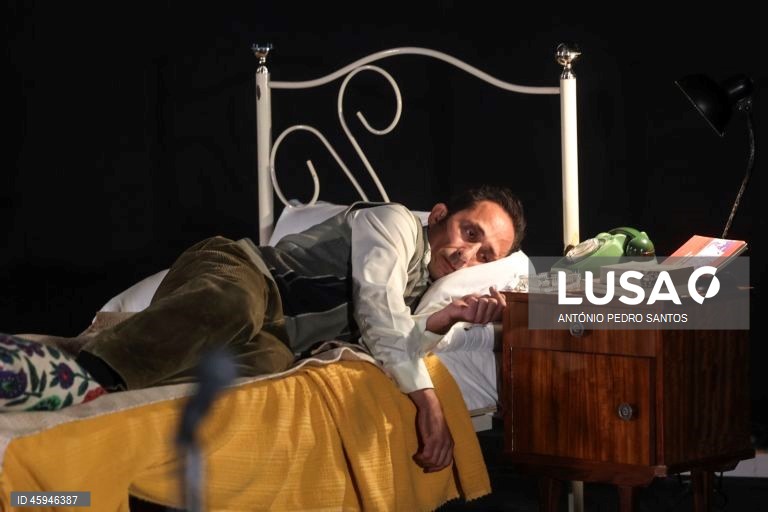 Ensaio da peça de teatro “Torrente”, interpretada pelo Teatro do Vestido sobre o Processo Revolucionário em Curso (PREC), na ZDB 8 Marvila, em Lisboa, 30 de outubro de 2025. (ACOMPANHA TEXTO DA LUSA DE 02-11-2025) ANTÓNIO PEDRO SANTOS/LUSA


