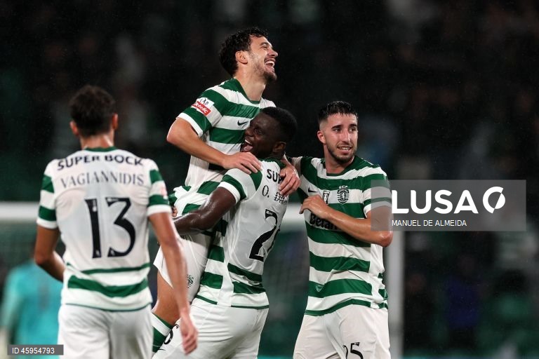 O Sporting venceu hoje o Alverca, por 2-0, na abertura da 10.ª jornada da I Liga portuguesa de futebol, e igualou, à condição, o FC Porto na frente do campeonato.