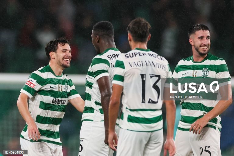 O Sporting venceu hoje o Alverca, por 2-0, na abertura da 10.ª jornada da I Liga portuguesa de futebol, e igualou, à condição, o FC Porto na frente do campeonato.