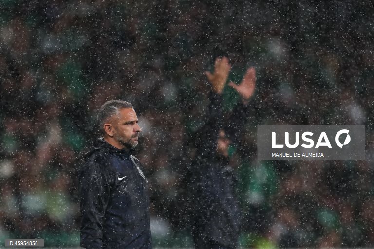 O Sporting venceu hoje o Alverca, por 2-0, na abertura da 10.ª jornada da I Liga portuguesa de futebol, e igualou, à condição, o FC Porto na frente do campeonato.