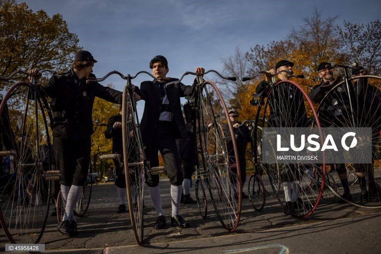 Ciclistas de bicicletas de roda alta reúnem-se para a corrida One Mile, em Praga.