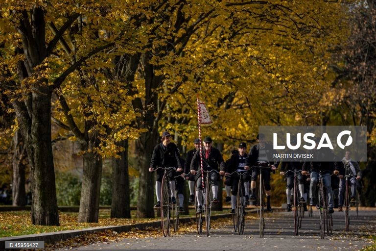 Ciclistas de bicicletas de roda alta reúnem-se para a corrida One Mile, em Praga.