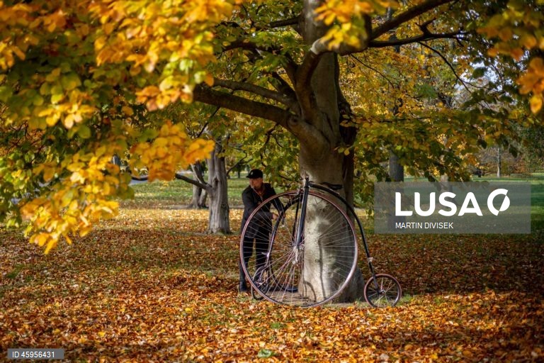 Ciclistas de bicicletas de roda alta reúnem-se para a corrida One Mile, em Praga.