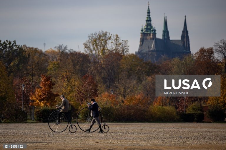 Ciclistas de bicicletas de roda alta reúnem-se para a corrida One Mile, em Praga.