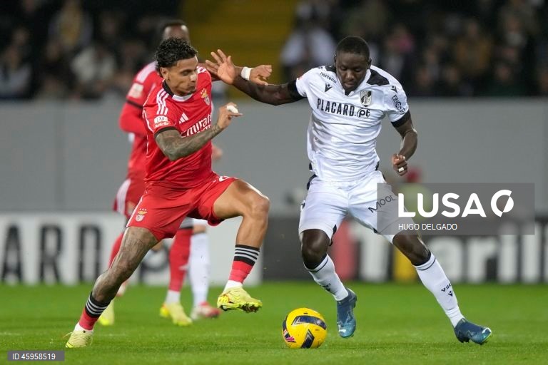  O Benfica venceu hoje o Vitória de Guimarães, por 3-0, na 10.ª jornada da I Liga de futebol, e continua a perseguir o duo da frente, a um ponto de FC Porto, com menos um jogo, e Sporting.