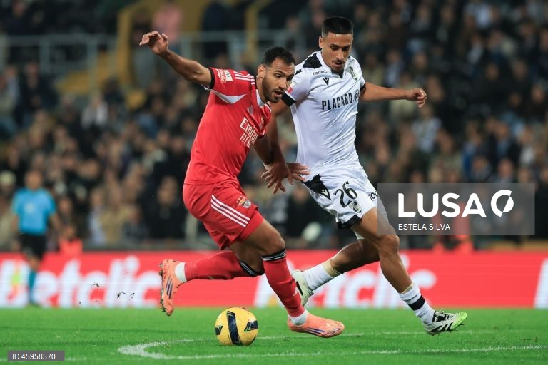  O Benfica venceu hoje o Vitória de Guimarães, por 3-0, na 10.ª jornada da I Liga de futebol, e continua a perseguir o duo da frente, a um ponto de FC Porto, com menos um jogo, e Sporting.