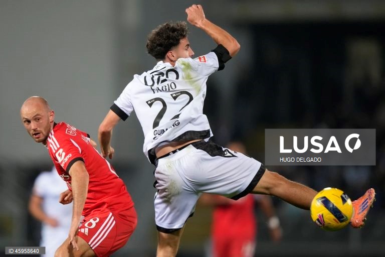  O Benfica venceu hoje o Vitória de Guimarães, por 3-0, na 10.ª jornada da I Liga de futebol, e continua a perseguir o duo da frente, a um ponto de FC Porto, com menos um jogo, e Sporting.