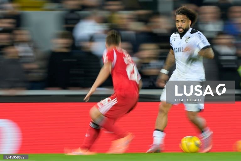  O Benfica venceu hoje o Vitória de Guimarães, por 3-0, na 10.ª jornada da I Liga de futebol, e continua a perseguir o duo da frente, a um ponto de FC Porto, com menos um jogo, e Sporting.