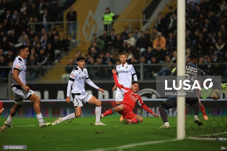  O Benfica venceu hoje o Vitória de Guimarães, por 3-0, na 10.ª jornada da I Liga de futebol, e continua a perseguir o duo da frente, a um ponto de FC Porto, com menos um jogo, e Sporting.