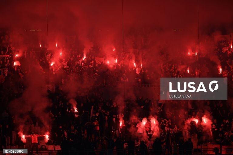  O Benfica venceu hoje o Vitória de Guimarães, por 3-0, na 10.ª jornada da I Liga de futebol, e continua a perseguir o duo da frente, a um ponto de FC Porto, com menos um jogo, e Sporting.