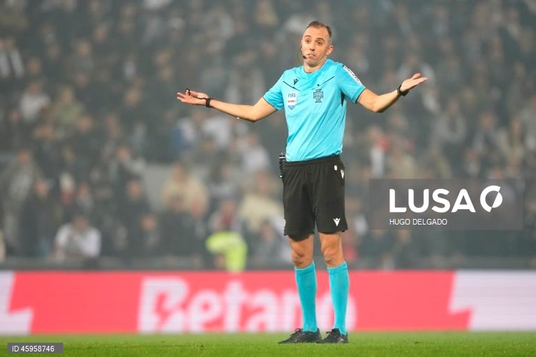  O Benfica venceu hoje o Vitória de Guimarães, por 3-0, na 10.ª jornada da I Liga de futebol, e continua a perseguir o duo da frente, a um ponto de FC Porto, com menos um jogo, e Sporting.