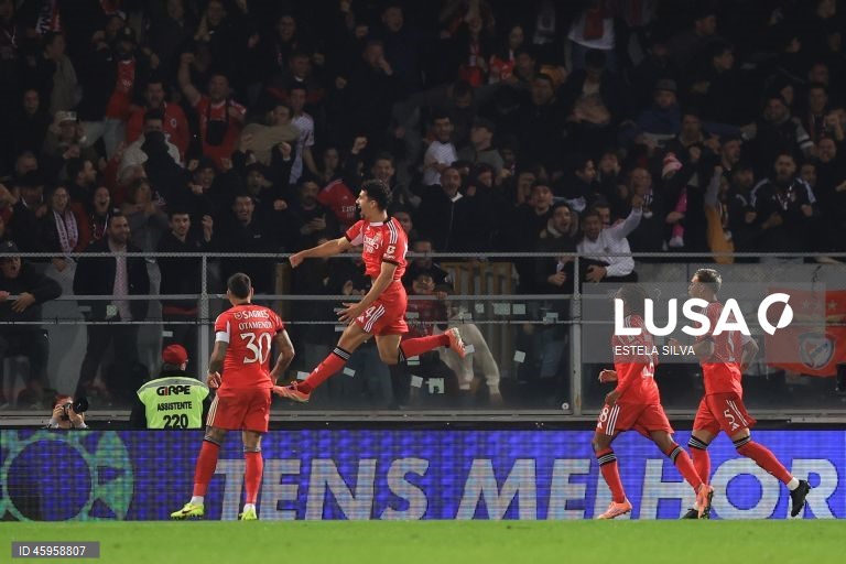  O Benfica venceu hoje o Vitória de Guimarães, por 3-0, na 10.ª jornada da I Liga de futebol, e continua a perseguir o duo da frente, a um ponto de FC Porto, com menos um jogo, e Sporting.