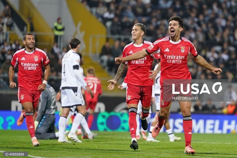  O Benfica venceu hoje o Vitória de Guimarães, por 3-0, na 10.ª jornada da I Liga de futebol, e continua a perseguir o duo da frente, a um ponto de FC Porto, com menos um jogo, e Sporting.