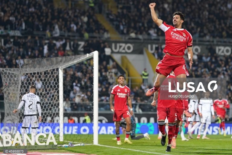  O Benfica venceu hoje o Vitória de Guimarães, por 3-0, na 10.ª jornada da I Liga de futebol, e continua a perseguir o duo da frente, a um ponto de FC Porto, com menos um jogo, e Sporting.