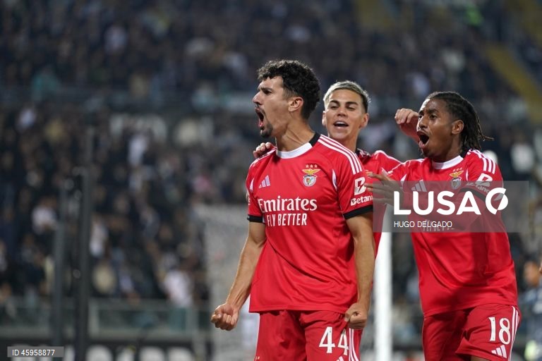  O Benfica venceu hoje o Vitória de Guimarães, por 3-0, na 10.ª jornada da I Liga de futebol, e continua a perseguir o duo da frente, a um ponto de FC Porto, com menos um jogo, e Sporting.