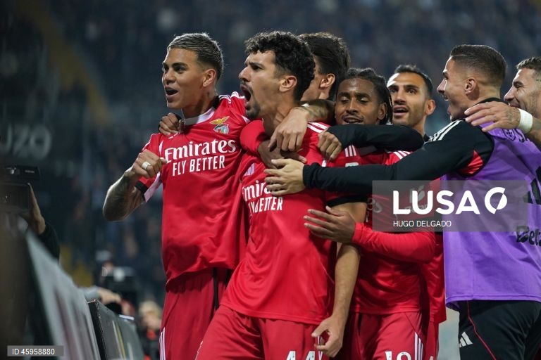  O Benfica venceu hoje o Vitória de Guimarães, por 3-0, na 10.ª jornada da I Liga de futebol, e continua a perseguir o duo da frente, a um ponto de FC Porto, com menos um jogo, e Sporting.