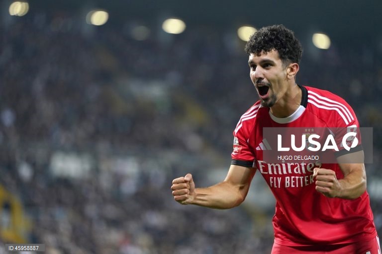  O Benfica venceu hoje o Vitória de Guimarães, por 3-0, na 10.ª jornada da I Liga de futebol, e continua a perseguir o duo da frente, a um ponto de FC Porto, com menos um jogo, e Sporting.