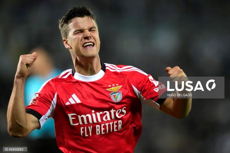  O Benfica venceu hoje o Vitória de Guimarães, por 3-0, na 10.ª jornada da I Liga de futebol, e continua a perseguir o duo da frente, a um ponto de FC Porto, com menos um jogo, e Sporting.