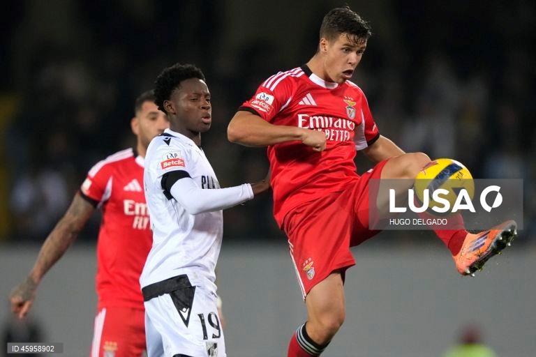  O Benfica venceu hoje o Vitória de Guimarães, por 3-0, na 10.ª jornada da I Liga de futebol, e continua a perseguir o duo da frente, a um ponto de FC Porto, com menos um jogo, e Sporting.
