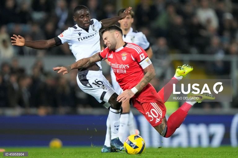  O Benfica venceu hoje o Vitória de Guimarães, por 3-0, na 10.ª jornada da I Liga de futebol, e continua a perseguir o duo da frente, a um ponto de FC Porto, com menos um jogo, e Sporting.