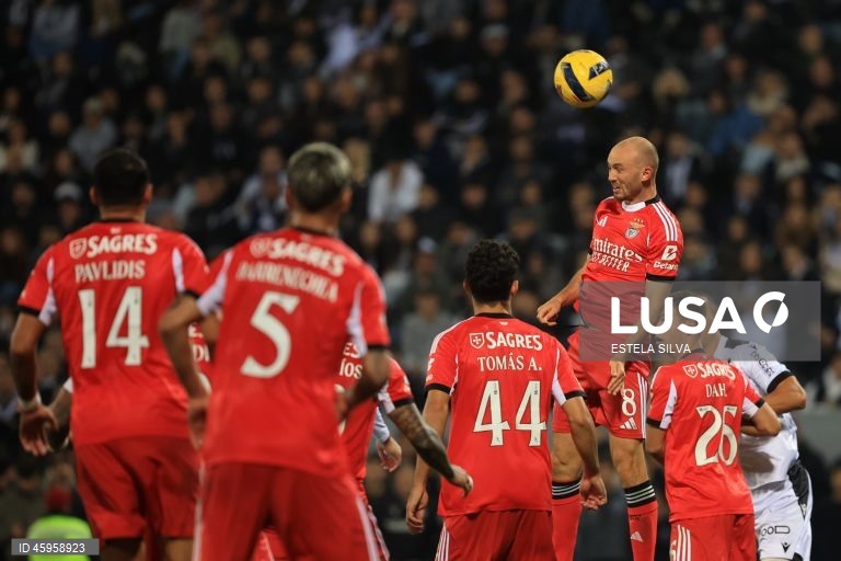  O Benfica venceu hoje o Vitória de Guimarães, por 3-0, na 10.ª jornada da I Liga de futebol, e continua a perseguir o duo da frente, a um ponto de FC Porto, com menos um jogo, e Sporting.