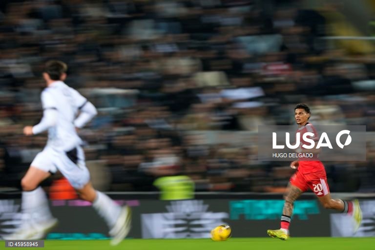  O Benfica venceu hoje o Vitória de Guimarães, por 3-0, na 10.ª jornada da I Liga de futebol, e continua a perseguir o duo da frente, a um ponto de FC Porto, com menos um jogo, e Sporting.