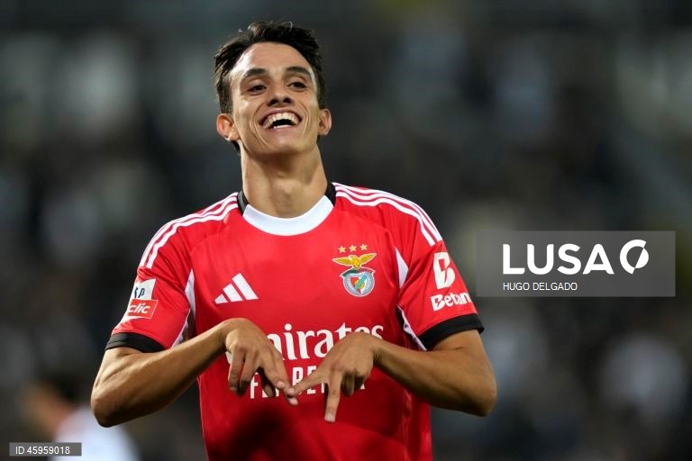  O Benfica venceu hoje o Vitória de Guimarães, por 3-0, na 10.ª jornada da I Liga de futebol, e continua a perseguir o duo da frente, a um ponto de FC Porto, com menos um jogo, e Sporting.