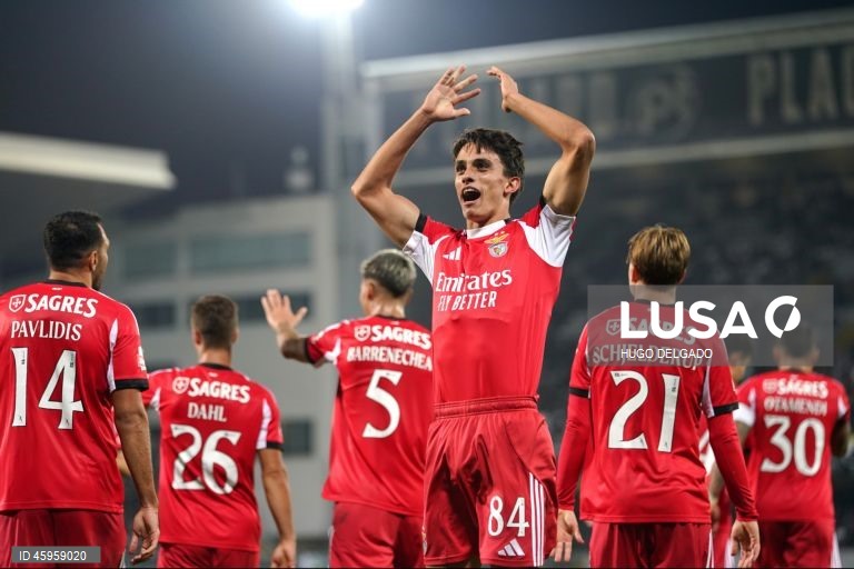  O Benfica venceu hoje o Vitória de Guimarães, por 3-0, na 10.ª jornada da I Liga de futebol, e continua a perseguir o duo da frente, a um ponto de FC Porto, com menos um jogo, e Sporting.