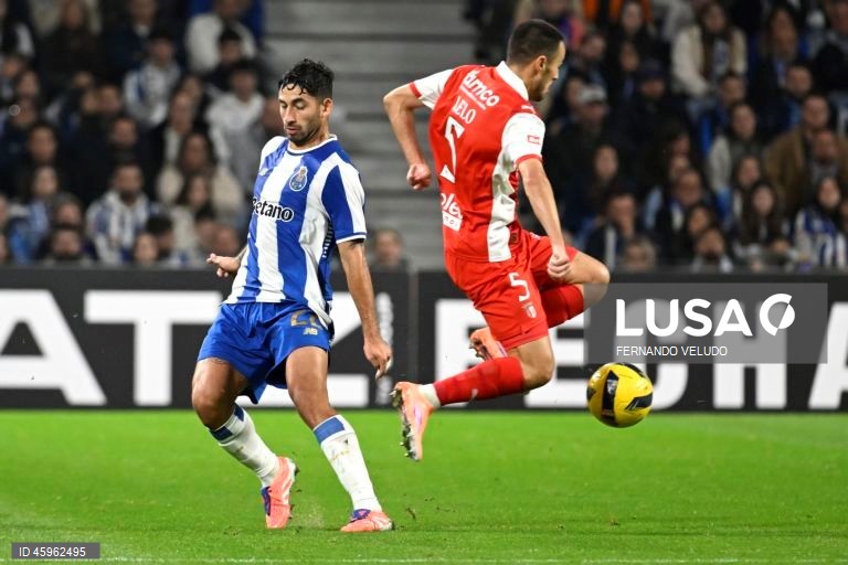 O líder FC Porto venceu hoje na receção ao Sporting de Braga, por 2-1, na 10.ª jornada da I Liga portuguesa de futebol, e manteve a vantagem na frente para os rivais.