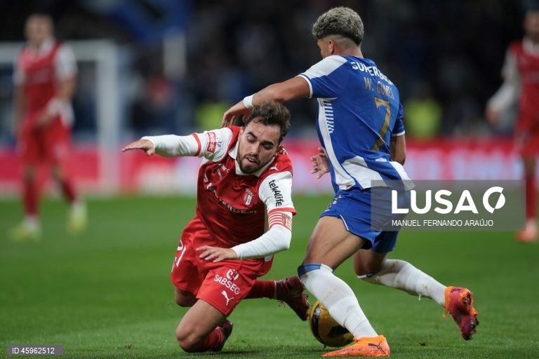 O líder FC Porto venceu hoje na receção ao Sporting de Braga, por 2-1, na 10.ª jornada da I Liga portuguesa de futebol, e manteve a vantagem na frente para os rivais.