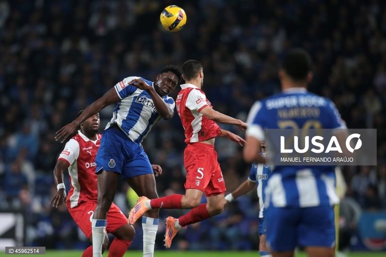 O líder FC Porto venceu hoje na receção ao Sporting de Braga, por 2-1, na 10.ª jornada da I Liga portuguesa de futebol, e manteve a vantagem na frente para os rivais.