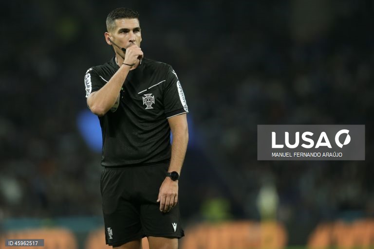 O líder FC Porto venceu hoje na receção ao Sporting de Braga, por 2-1, na 10.ª jornada da I Liga portuguesa de futebol, e manteve a vantagem na frente para os rivais.