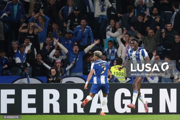 O líder FC Porto venceu hoje na receção ao Sporting de Braga, por 2-1, na 10.ª jornada da I Liga portuguesa de futebol, e manteve a vantagem na frente para os rivais.