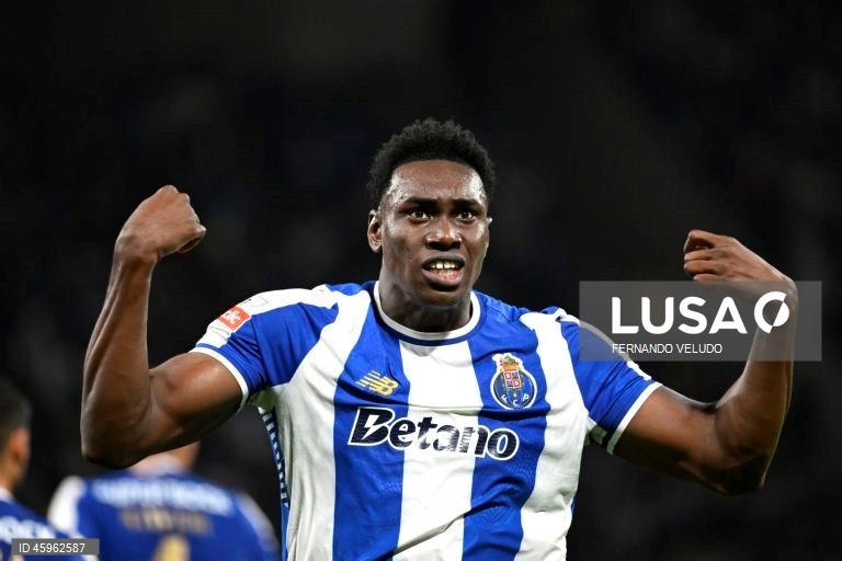 O líder FC Porto venceu hoje na receção ao Sporting de Braga, por 2-1, na 10.ª jornada da I Liga portuguesa de futebol, e manteve a vantagem na frente para os rivais.