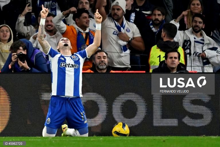 O líder FC Porto venceu hoje na receção ao Sporting de Braga, por 2-1, na 10.ª jornada da I Liga portuguesa de futebol, e manteve a vantagem na frente para os rivais.